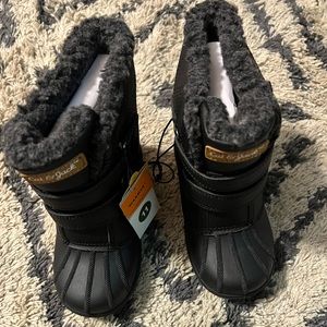 New black waterproof snow boots